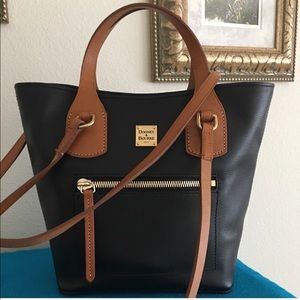 Leather Dooney & Burke Jenny shoulder or tote handbag.